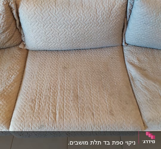 ספה עם כיסוי בד מרופד, כתם קטן נראה